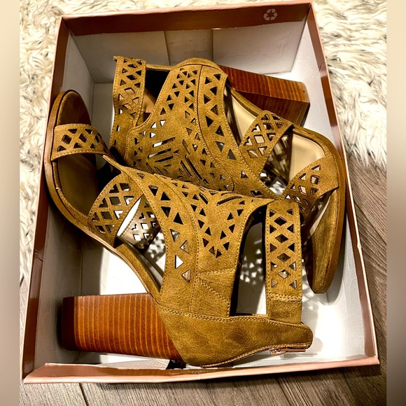 Fergie Vice Sand Heels - Picture 4 of 8